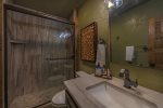 River Joy Lodge: Guest Bedroom Bathroom